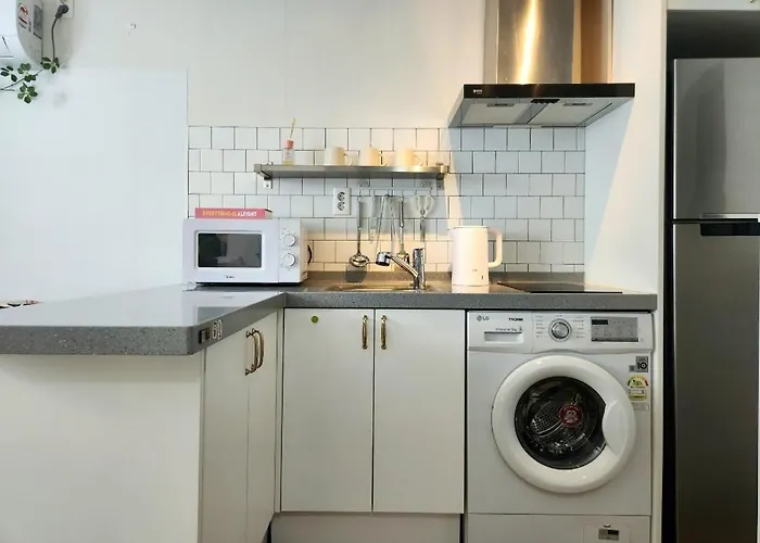 Modern House Across From Sinsa Garosu-gil, Internet Tv, Parking Available Apartment