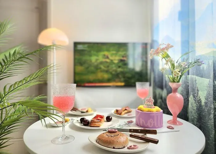 Modern House Across From Sinsa Garosu-gil, Internet Tv, Parking Available Apartment *