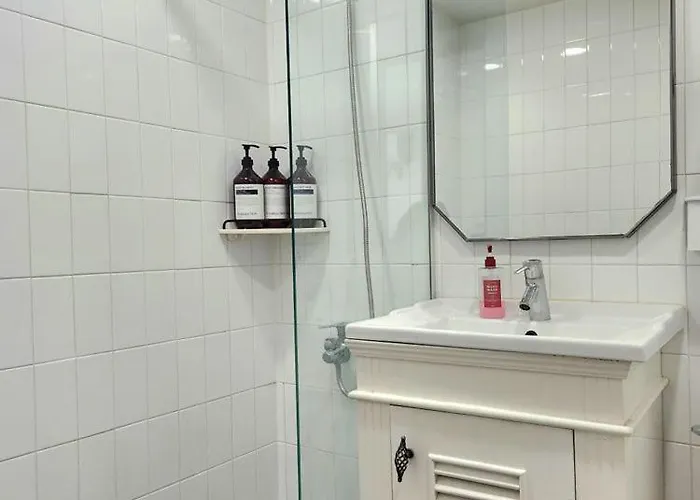 Modern House Across From Sinsa Garosu-gil, Internet Tv, Parking Available *