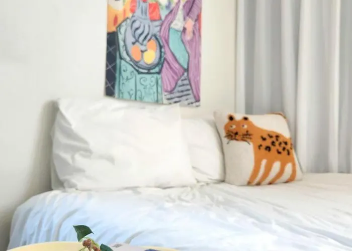 Modern House Across From Sinsa Garosu-gil, Internet Tv, Parking Available Apartment *