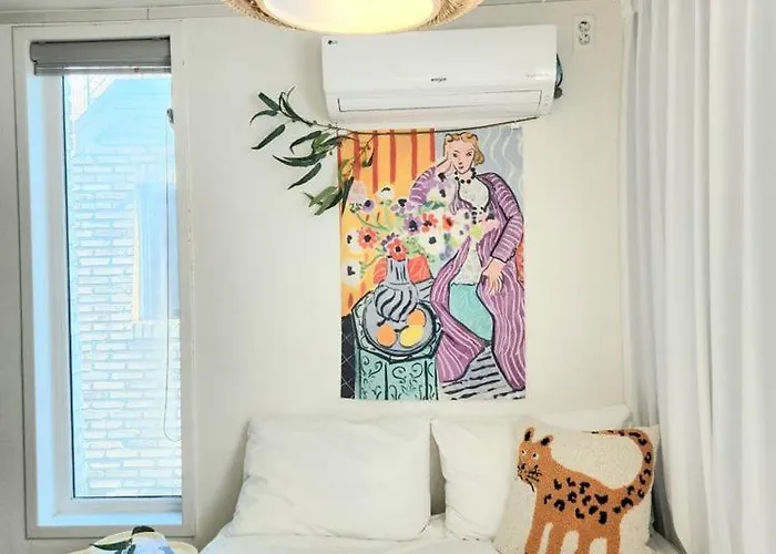 Modern House Across From Sinsa Garosu-gil, Internet Tv, Parking Available *
