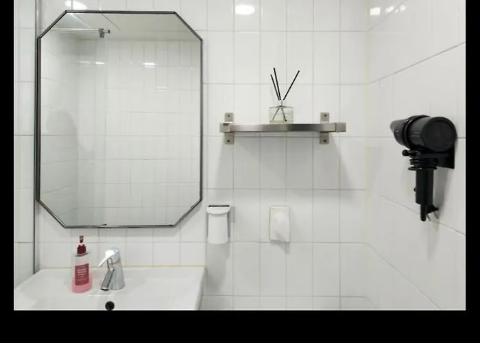 Modern House Across From Sinsa Garosu-gil, Internet Tv, Parking Available Apartment *