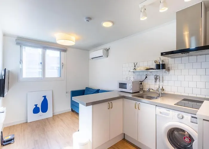 Apartment Modern House Across From Sinsa Garosu-gil, Internet Tv, Parking Available Seoul